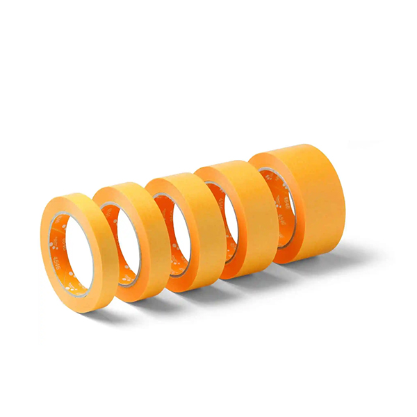 Schuller Suncore Afdækningstape 36 mm x 50 m 1 Fem ruller gul tape er stablet på skrå i stigende størrelse, placeret på en hvid baggrund.