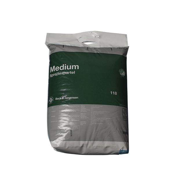 B&J 118 Medium Sprøjtespartel 15 L 1 En plastikpose med bygningsmateriale, der står oprejst. Posen har en grøn etiket med tekst: "Medium Særlig tapet," "118," og andre detaljer. Den befinder sig på en neutral baggrund.