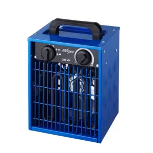 En blå elektrisk varmeblæser med en sort bærehåndtag placeret øverst. To drejeknapper og teksten "2KW" ses på frontpanelet. Den står på en hvid baggrund.