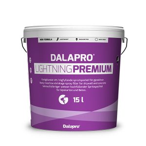 En 15 liters hvid-spand med Dalapro Lightning Premium spartelmasse, i lilla og hvid emballage, med teksten: "NY FORMULA", "LETBEARBEJDELIG", "HURTIG", "FÆRRE SPRØJTESTOP" og "FORBEHANDLING TIL GIPSPLADER."