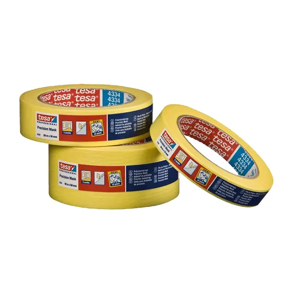 Tape Precision 1 Tre gule tæpperuller stablet på hinanden. Produktetiketter: "tesa PROFESSIONAL Precision Mask", "50 m x 25 mm", med diagrammer af brugssituationer. Attraktion sker i et neutralt, hvidt miljø.