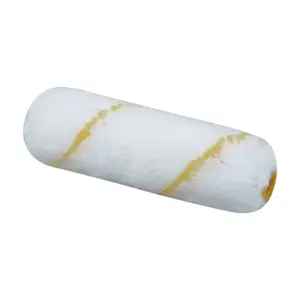En hvid malerrulle med gule striber ligger isoleret på en hvid baggrund.