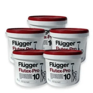 Fem hvide malingsspande med røde låg står stablet i to rækker. Tekst på spandene: "Flügger Flutex Pro 10.