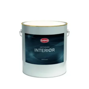 En hvid malingsspand med mærket "GJØCO"; teksten på etiketten siger "HEFTGRUNN INTERIØR" og "Oljegrunning". Spanden står alene på en hvid baggrund.