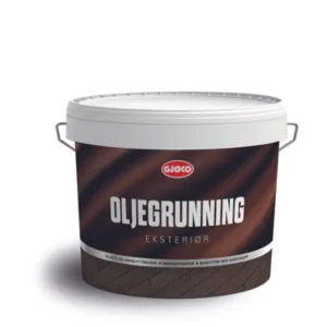 En hvid plastikspand med håndtag og mærket "OLIEGRUNNING" i fede, hvide bogstaver på en brun baggrund, står på en hvid overflade.