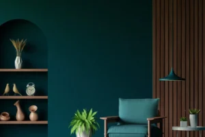 En lænestol står ved siden af en lille plante og et bord med en lampe og bog, omgivet af grønne vægge og hylder med dekorative genstande.